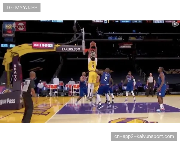 瞬间特写:终场前0.8秒,保罗·乔治高难度后仰跳投打板命中,将比赛拖入加时